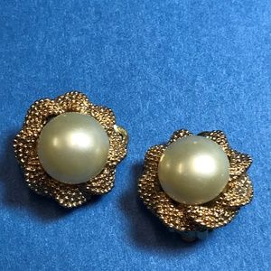 Signed Panetta Pearl Clip On Earrings 0118